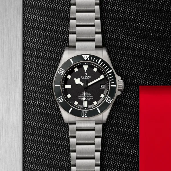 Montre Tudor Pelagos disque noir mat en céramique, bracelet en titane