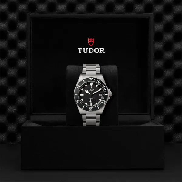 Montre Tudor Pelagos disque noir mat en céramique, bracelet en titane