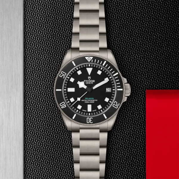 Montre TUDOR Pelagos Ultra, lunette tournante unidirectionnelle, bracelet en titane